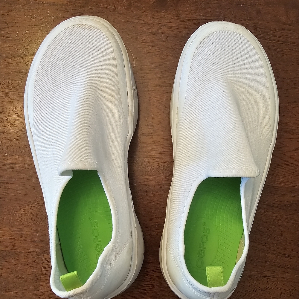 Oofos Size 6.5 White Slip-On Shoes